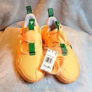 Trae Young One Peachtree size 7 1/2 men, 8 1/2 - 9 Womens. New with tags and box